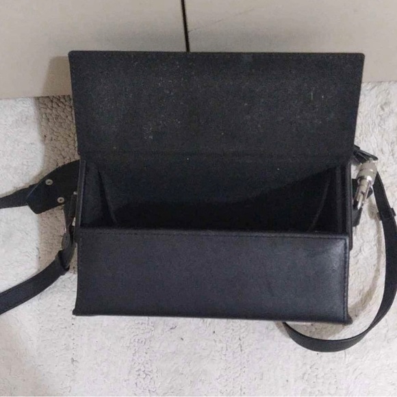 HELIOT EMIL Black Carabiner Box Bag
by Heliot Emil (UNISEX)-Unique - Picture 14 of 16